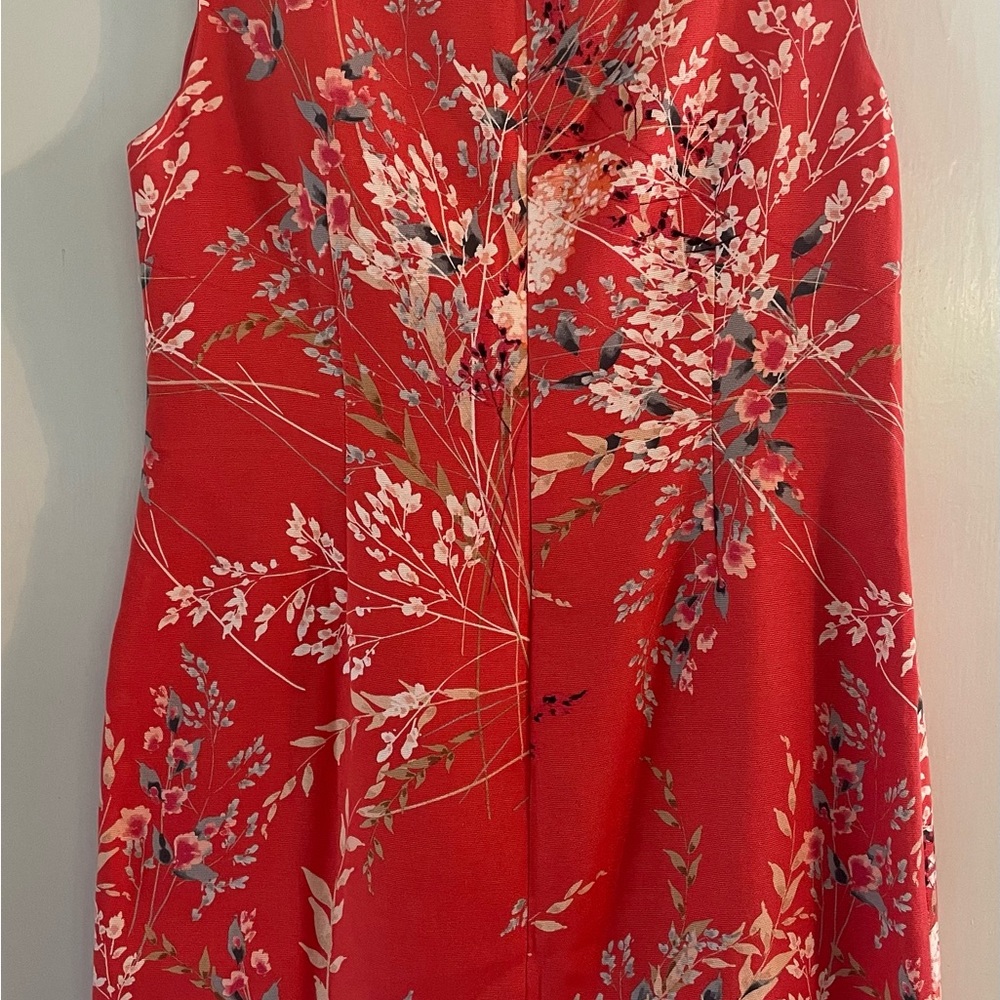 Sleeveless dress with floral print